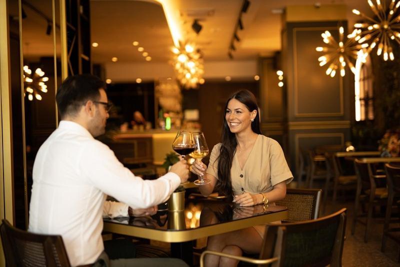 Hotel Pupin Novi Sad Exterior photo A couple dining at a restaurant