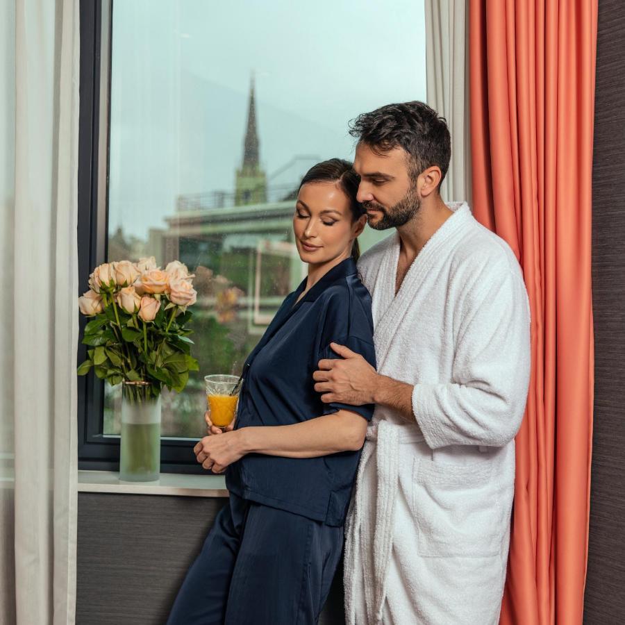Hotel Pupin Novi Sad Exterior photo A couple in a relationship