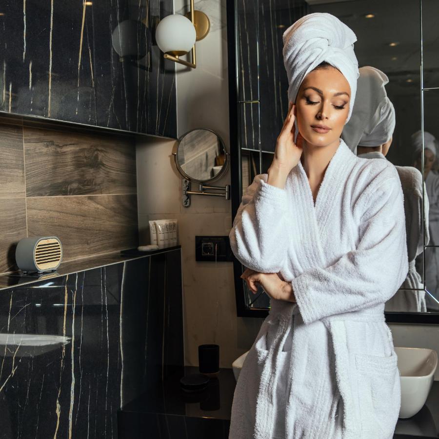 Hotel Pupin Novi Sad Exterior photo A woman wearing a bathrobe
