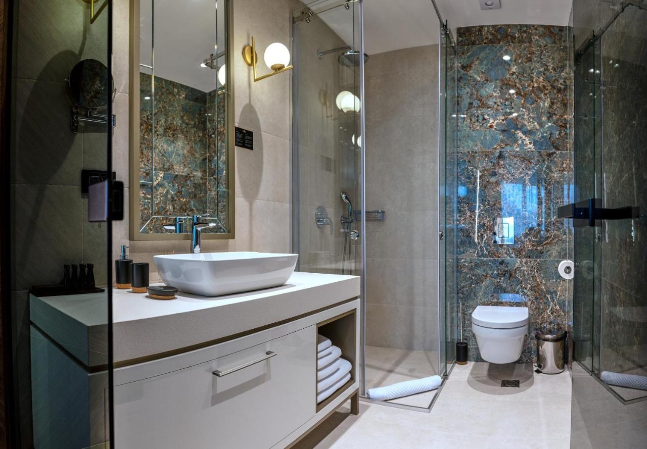 Hotel Pupin Novi Sad Exterior photo A modern bathroom