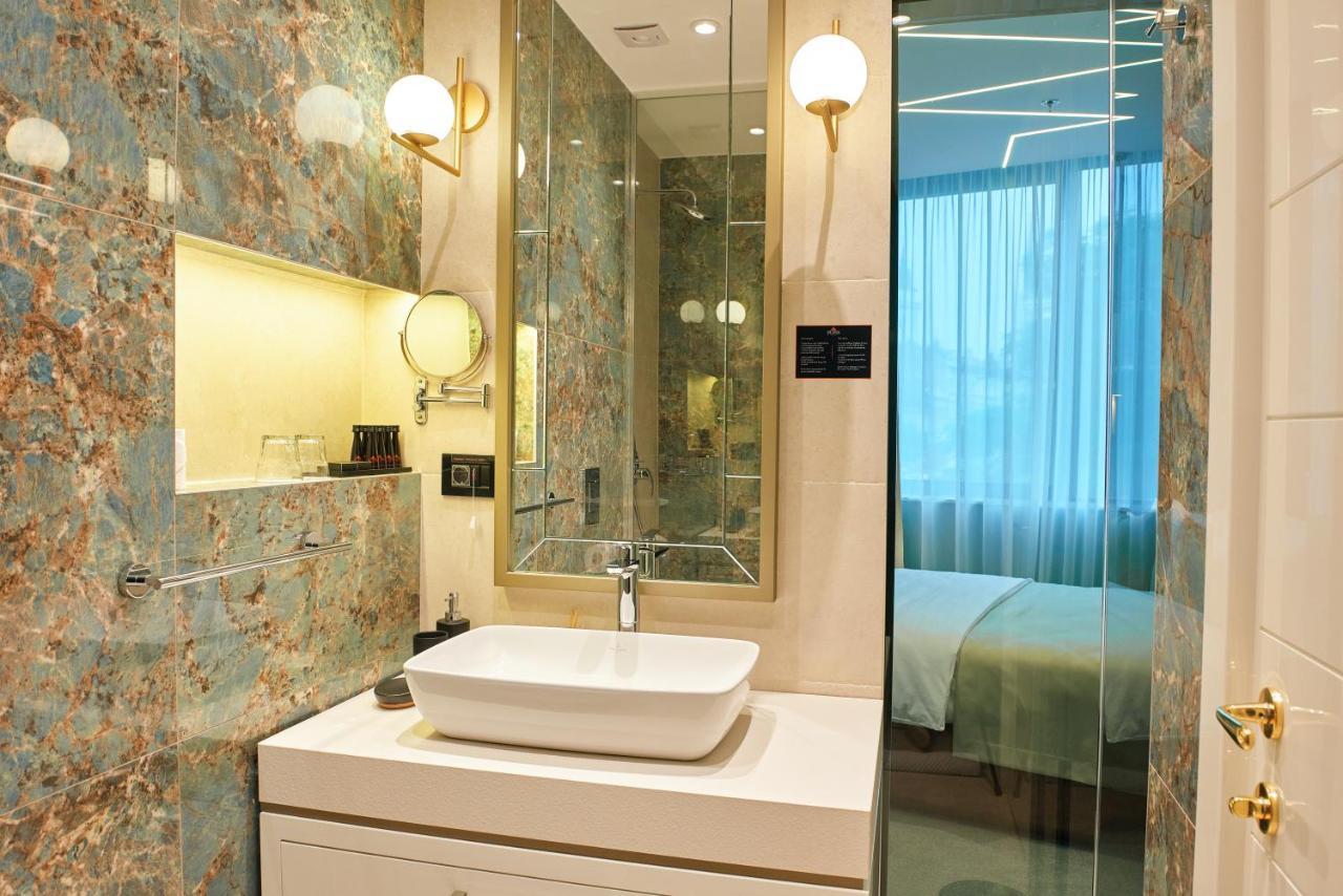 Hotel Pupin Novi Sad Exterior photo Bathroom
